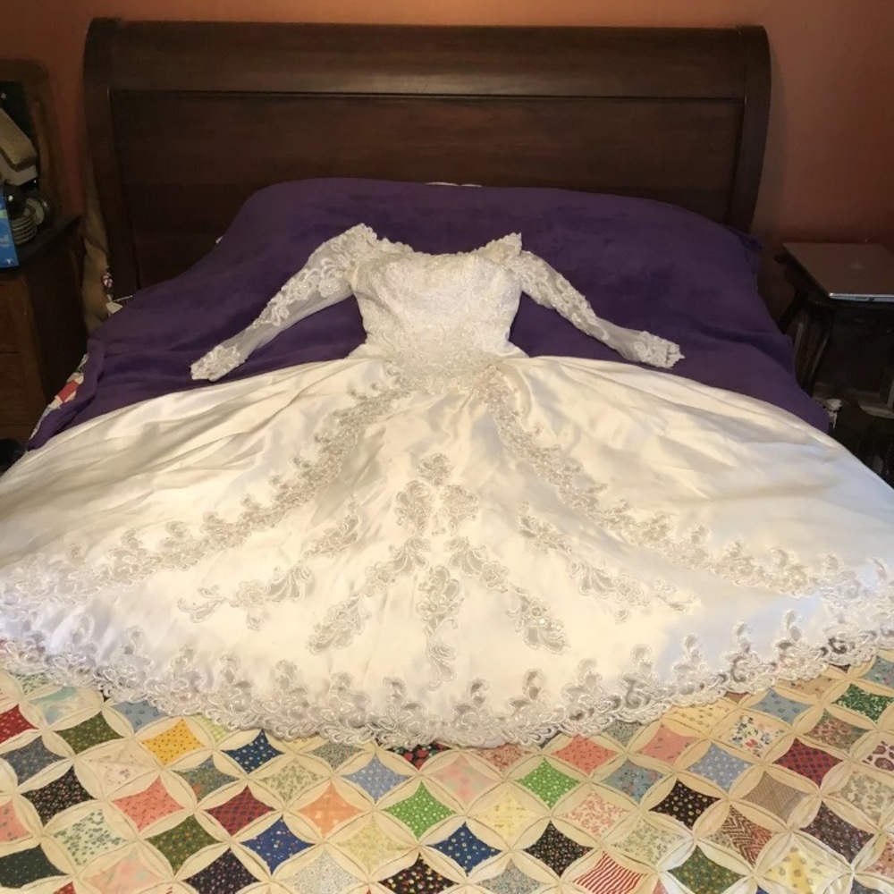 Romantic Convertible 2-in-1 Embroidered Long-Sleeve Bridal Dress